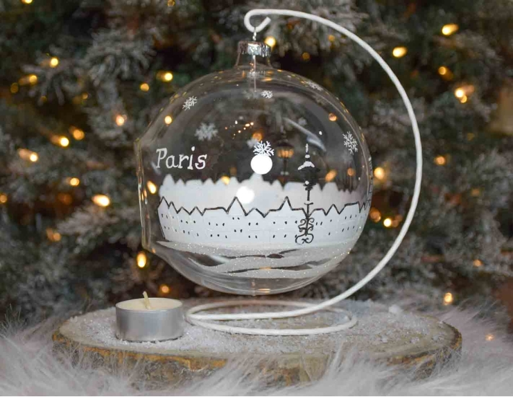 Grande boule de Noël photophore blanche et transparente en verre soufflé pour bougie. Décor Paris sous la neige blanc et noir.
