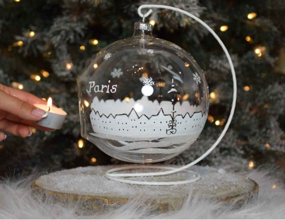 Grande boule de Noël photophore blanche et transparente en verre soufflé pour bougie. Décor Paris sous la neige blanc et noir.