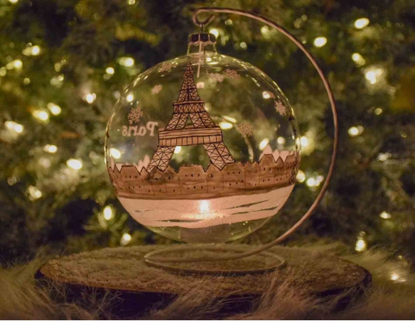 Grande boule de Noël photophore blanche et transparente en verre soufflé pour bougie. Décor Paris sous la neige blanc et noir.