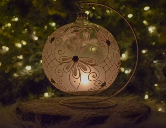 Boule de Noël en verre pour bougie décor baroque blanc avec support - ø 15cm