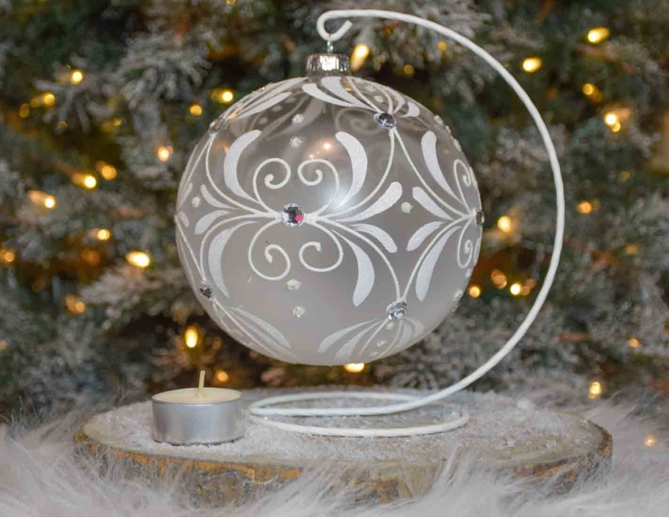 photophore de Noël en forme de grande boule de Noël de 15cm de diamètre. Décors blancs raffinés, support blanc inclus
