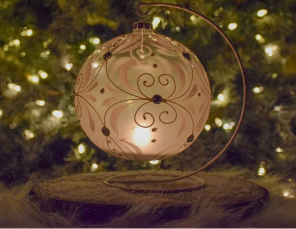 photophore de Noël en forme de grande boule de Noël de 15cm de diamètre. Décors blancs raffinés, support blanc inclus