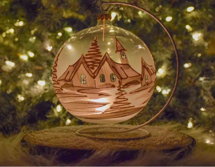 boule de Noël photophore verre soufflé village blanc et doré. Bougeoir de Noël pour bougie. Support inclus boule de Noël photophore verre soufflé village blanc et doré. Bougeoir de Noël pour bougie. Support inclus