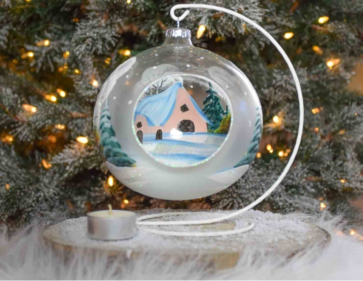 Boule de Noël en verre pour bougie décor chaumière rose poudré sous la neige - support inclus - ø 15cm