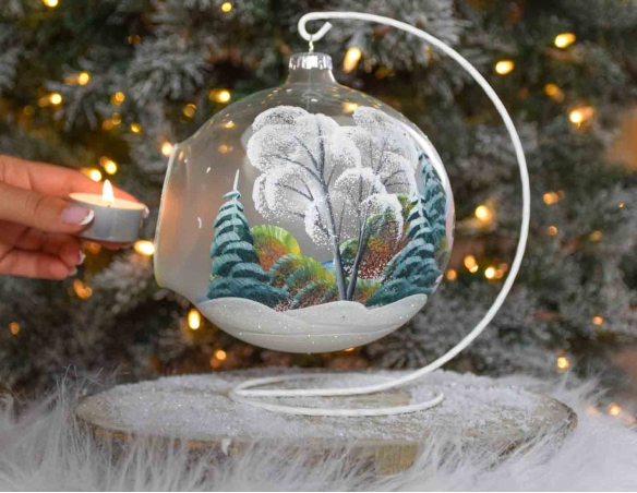 Boule de Noël en verre pour bougie décor chaumière rose poudré sous la neige - support inclus - ø 15cm