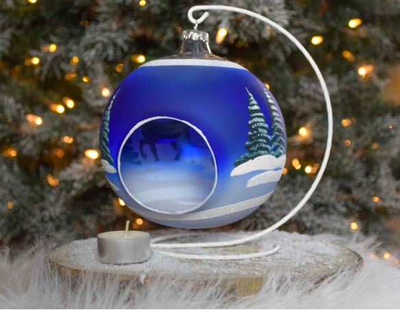 Grande boule de Noël bleu pour bougie, décor Père Noël sur son traineau tiré par des rennes. Diamètre 15cm.