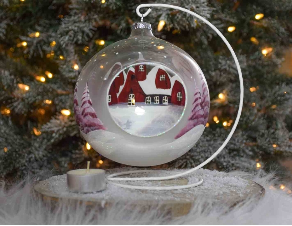 Bougeoir de Noël en verre soufflé , décor village enneigé avec chalet bordeaux. Diamètre 15cm, support inclus.