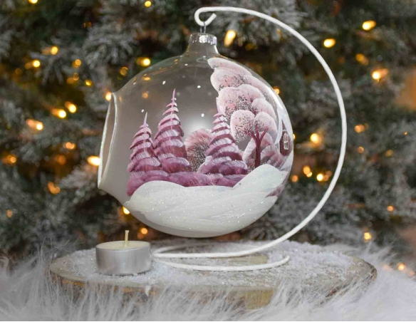 Bougeoir de Noël en verre soufflé , décor village enneigé avec chalet bordeaux. Diamètre 15cm, support inclus.