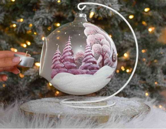 Bougeoir de Noël en verre soufflé , décor village enneigé avec chalet bordeaux. Diamètre 15cm, support inclus.