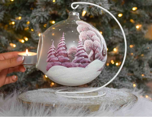 Bougeoir de Noël en verre soufflé , décor village enneigé avec chalet bordeaux. Diamètre 15cm, support inclus.