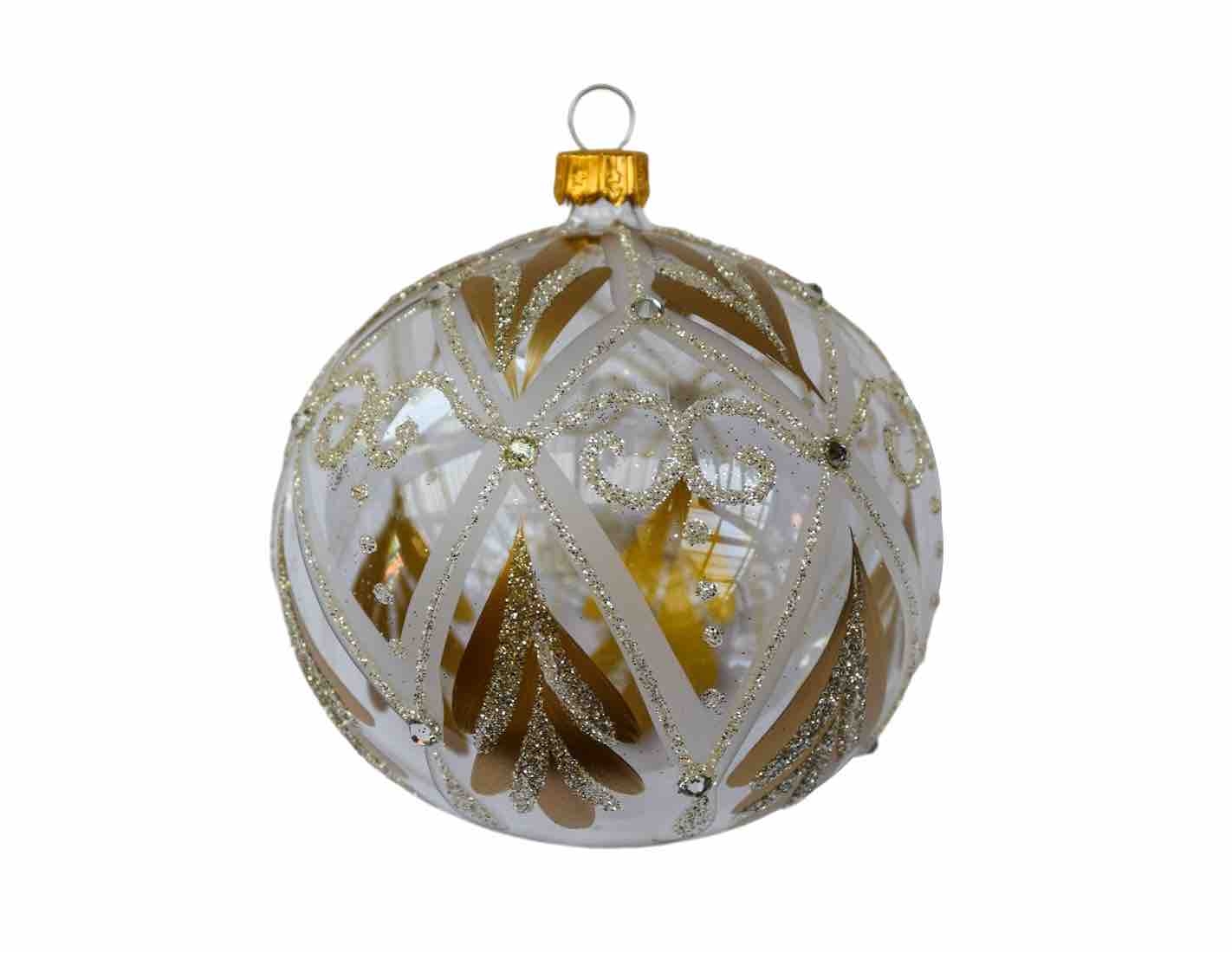 La Boule de Noël en Or : Symbole de Luxe et de Tradition Réinventée