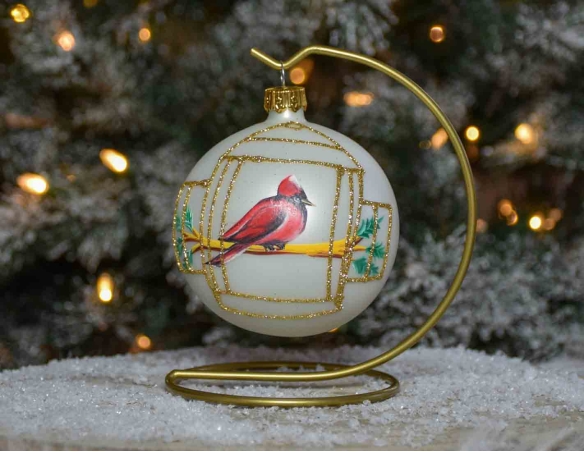 Boule de Noël blanche en verre soufflé décor oiseau rouge et cage paillettes dorées.