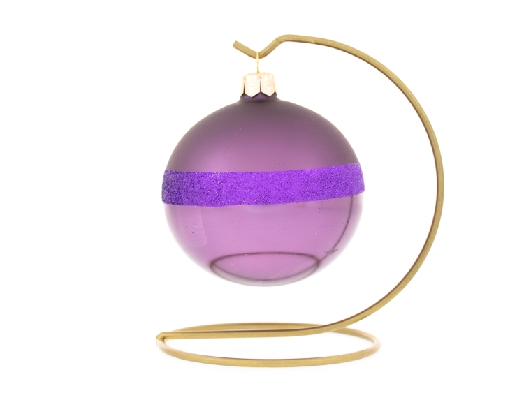 Boule de Noël mauve en verre soufflé et décorée de paillettes mauves. Diamètre 8cm. Boule de Noël mauve en verre soufflé et décorée de paillettes mauves. Diamètre 8cm.