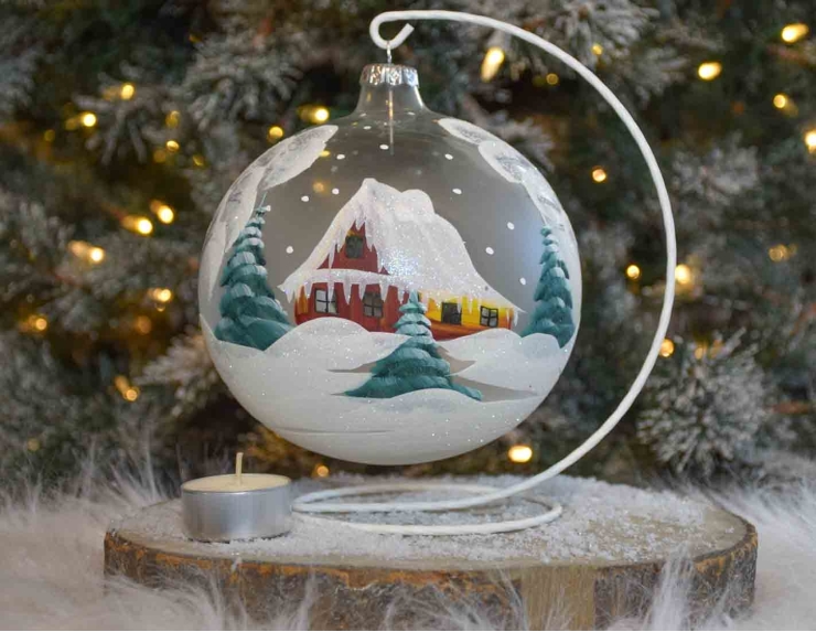 Boule de Noël bougeoir en verre décor chalet en bois enneigé - support inclus - ø 15cm