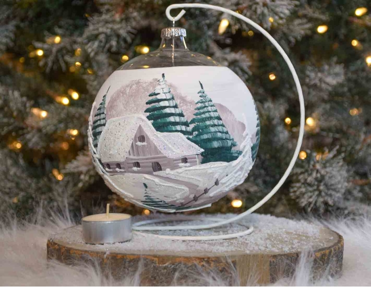 Boule de Noël photophore en verre  décor village hivernal rose avec support - ø 15cm