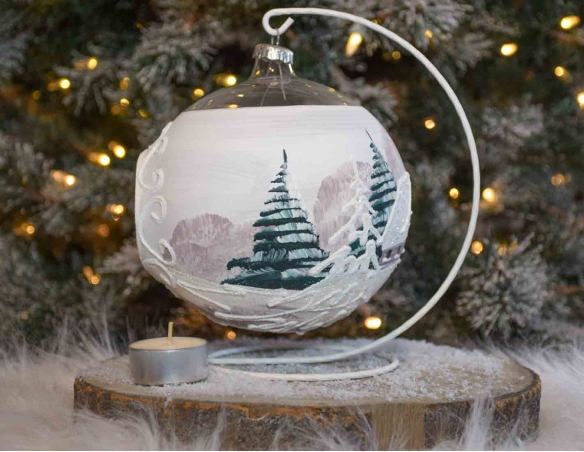 Boule de Noël photophore en verre  décor village hivernal rose avec support - ø 15cm