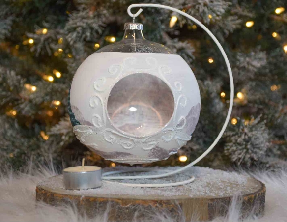 Boule de Noël photophore en verre  décor village hivernal rose avec support - ø 15cm