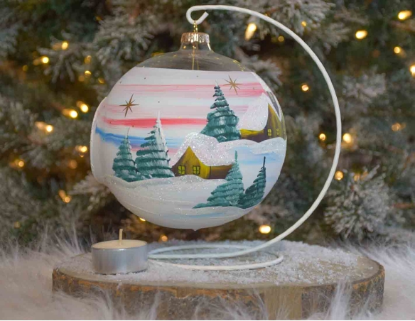 Grande boule de Noël pour bougie, décor village enneigé avec aurore boréales. Diamètre 15cm. Support inclus.