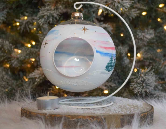 Grande boule de Noël pour bougie, décor village enneigé avec aurore boréales. Diamètre 15cm. Support inclus.