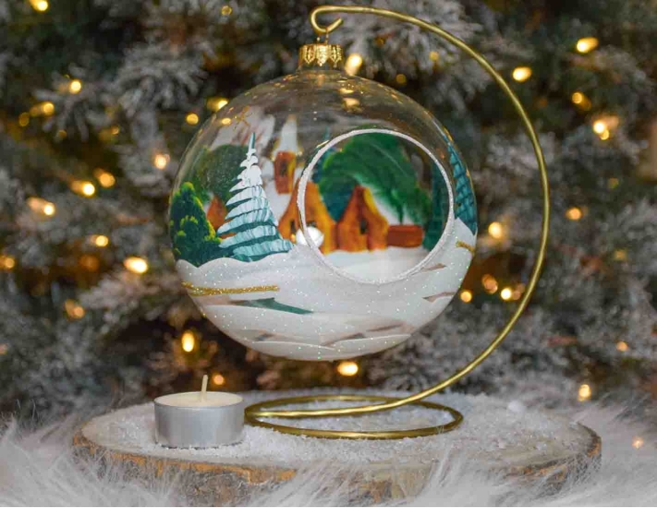 bougeoir de Noël grand boule de Noël 15cm diamètre, décors maisonnette dorée et sapins verts. Support inclus