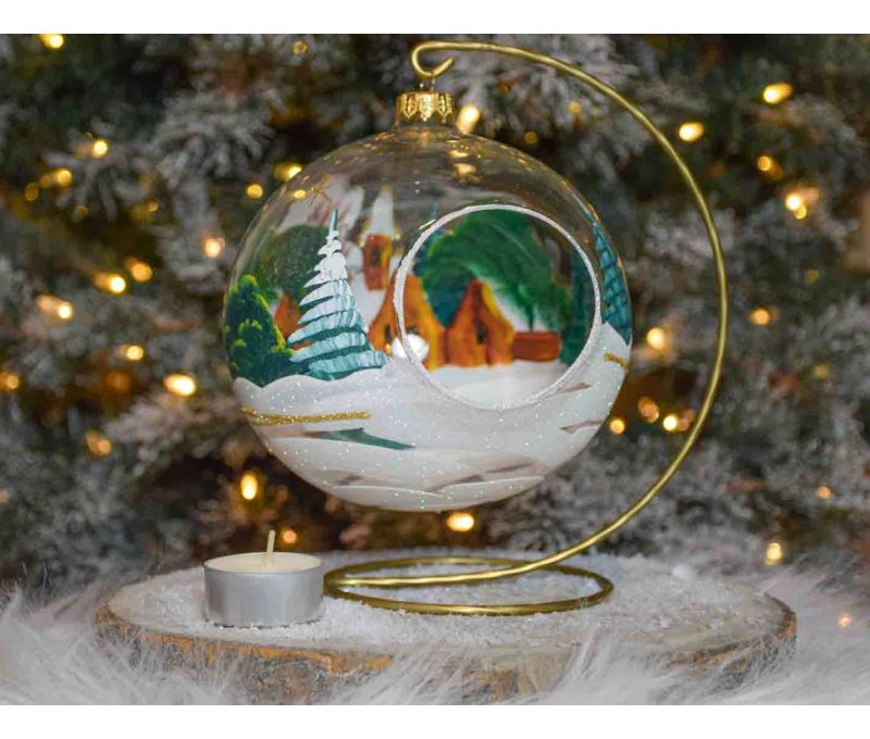 bougeoir de Noël grand boule de Noël 15cm diamètre, décors maisonnette dorée et sapins verts. Support inclus