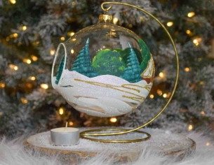 bougeoir de Noël grand boule de Noël 15cm diamètre, décors maisonnette dorée et sapins verts. Support inclus