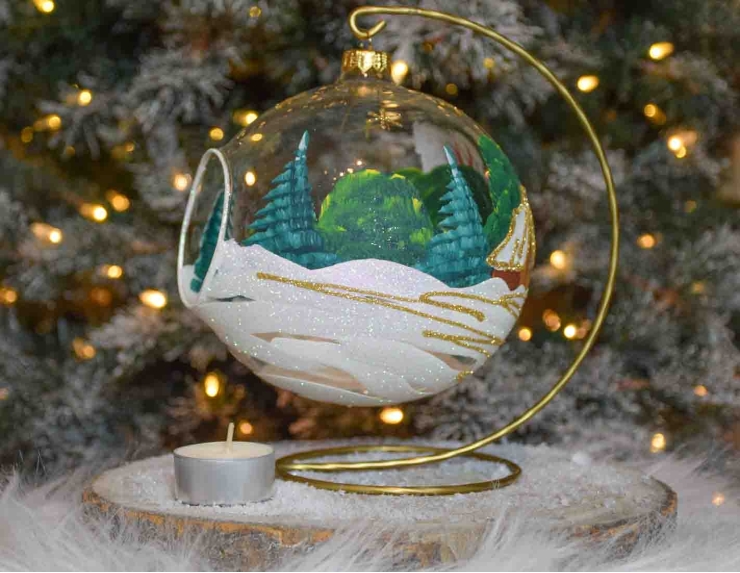 bougeoir de Noël grand boule de Noël 15cm diamètre, décors maisonnette dorée et sapins verts. Support inclus
