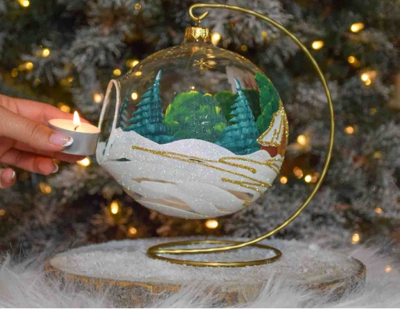 bougeoir de Noël grand boule de Noël 15cm diamètre, décors maisonnette dorée et sapins verts. Support inclus