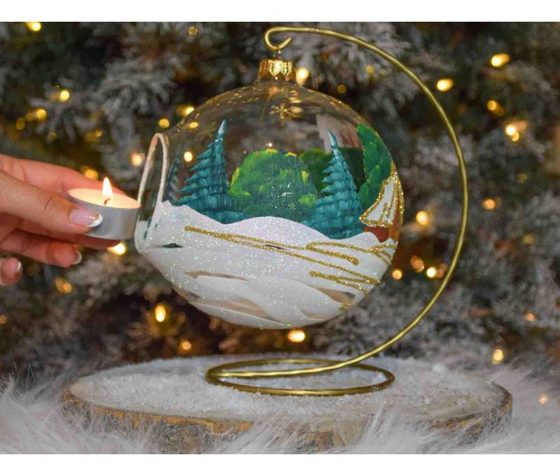 bougeoir de Noël grand boule de Noël 15cm diamètre, décors maisonnette dorée et sapins verts. Support inclus