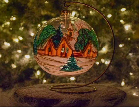 bougeoir de Noël grand boule de Noël 15cm diamètre, décors maisonnette dorée et sapins verts. Support inclus