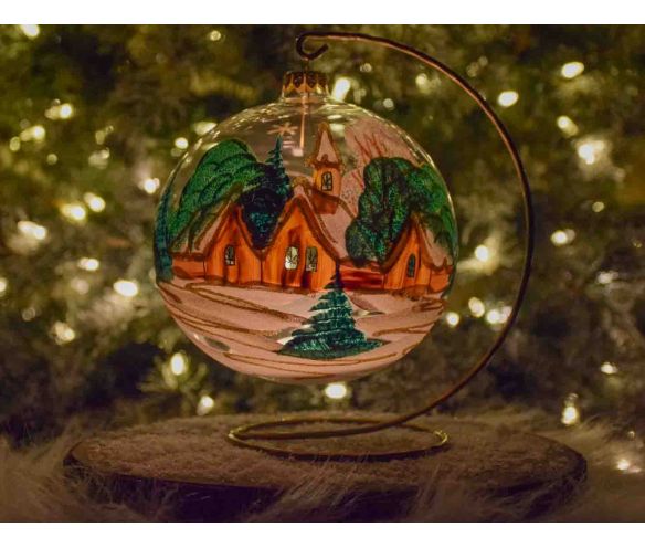 bougeoir de Noël grand boule de Noël 15cm diamètre, décors maisonnette dorée et sapins verts. Support inclus