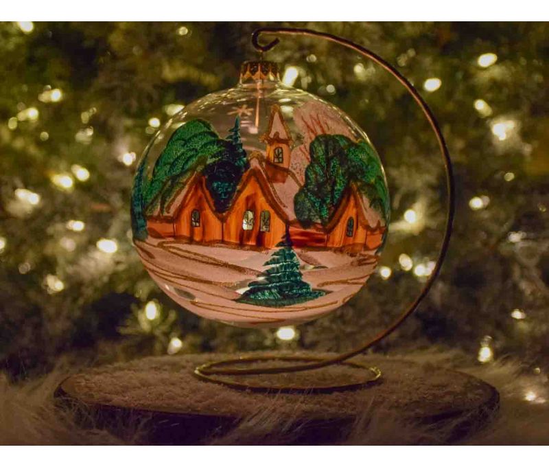 bougeoir de Noël grand boule de Noël 15cm diamètre, décors maisonnette dorée et sapins verts. Support inclus