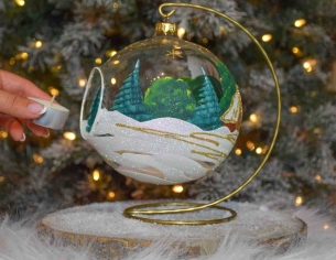 bougeoir de Noël grand boule de Noël 15cm diamètre, décors maisonnette dorée et sapins verts. Support inclus