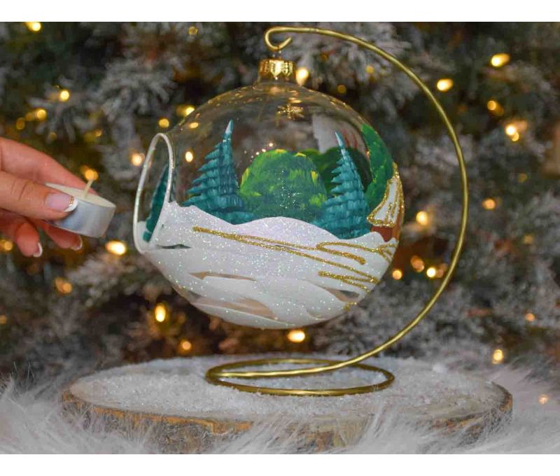 bougeoir de Noël grand boule de Noël 15cm diamètre, décors maisonnette dorée et sapins verts. Support inclus