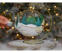 Voir la slide bougeoir de Noël grand boule de Noël 15cm diamètre, décors maisonnette dorée et sapins verts. Support inclus