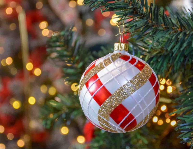 Boule de Noël blanche tartan doré rouge D 8cm