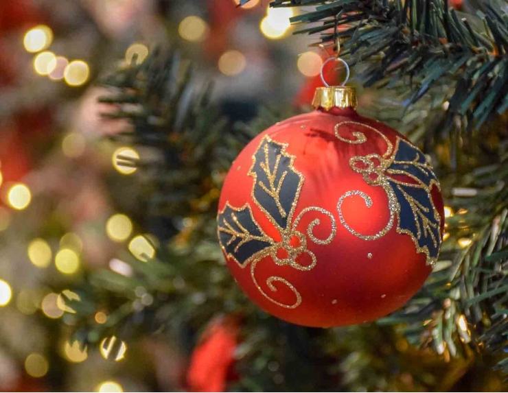 Boule de Noël rouge verre soufflé décor houx D 8cm