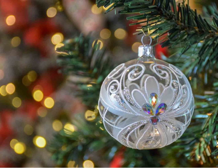 Boule de Noël transparente décor raffiné blanc D 8cm