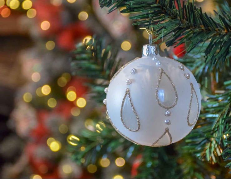 Boule de Noël blanche gouttes champagne verre D 8cm