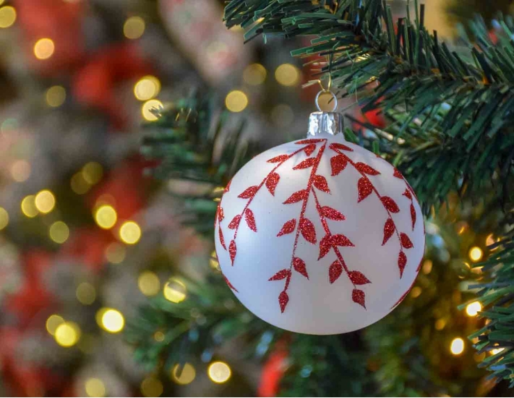 Boule de Noël blanc translucide feuilles rouges verre D 8cm