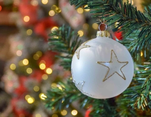 Boule de Noël blanc mat étoiles D8cm