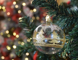 Boule de Noël transparente sapins dorés D8cm