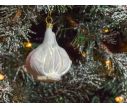 Voir la slide Suspension Noël verre soufflé tête d'ail blanc nacré reflets irisés rosés détails nervures capuchon doré H8cm
