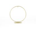 Voir la slide Support pour boule de Noël en forme de cercle, métal doré, pour boule de Noël de 12cm de diamètre. Hauteur du support : 15cm.