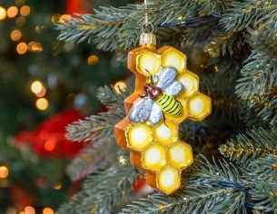 Boule de Noël originale nid d'abeille en verre soufflé avec petite abeille peinte à la main. Tons dorés. Hauteur 12cm.