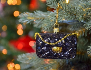 Boule de Noël originale sac de luxe noir avec chaîne dorée verre soufflé H 6cm. Lilosquare.