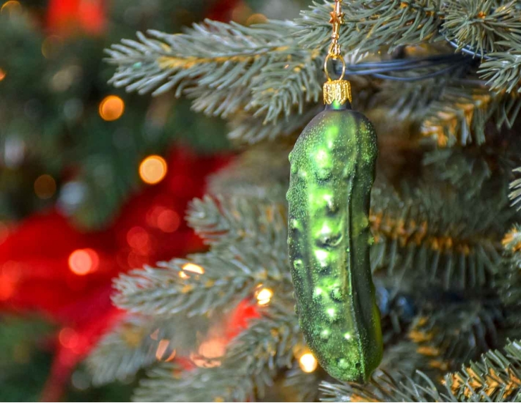 Suspension de Noël cornichon en verre soufflé, décoré à la main. Hauteur : 11cm
