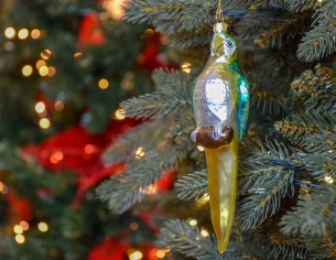 Suspension de Noël originale en forme de perroquet jaune, turquoise et bleu en verre soufflé et peint à la main.