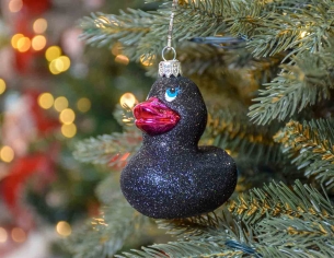 Suspension sapin de Noël originale canard noir avec bec rose, hauteur 11cm