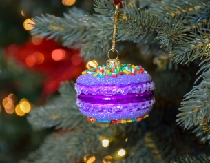 Suspension de Noël macaron mauve en verre soufflé, décoration pour sapin de Noël gourmand. Hauteur 6cm.